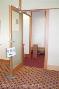 喫煙所のようす。入口に段差なし。