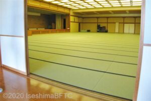 1階、和宴会場「宝生の間」のようす。入口に1段の段差あり。
