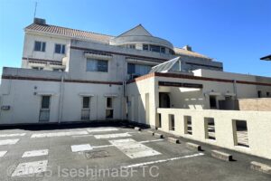 本館前の駐車場のようす