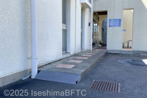 駐車場から玄関への通路