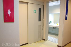 車いす対応トイレ入口の外観