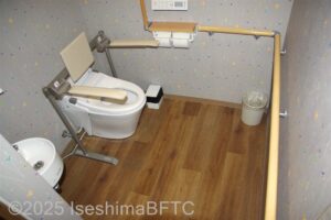 入って左奥によこ置きに便器