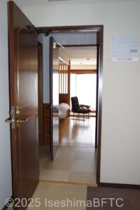 和洋室デラックス　入口