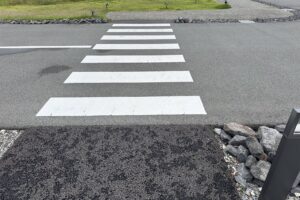 障害者用駐車スペース前の横断歩道