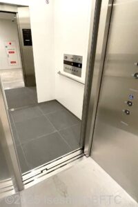 10階～5階エレベーター　扉が開いたところ