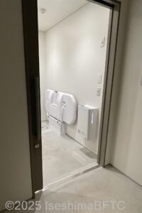 車いす対応トイレ入口