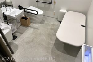 車いす対応トイレ内部　ユニバーサルシートをおろしたところ