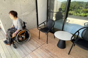609号室　テラスへ出た車いすの女性
