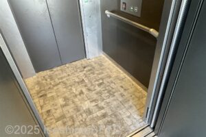 ほんぞうゆへのエレベーター内部