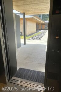 ほんぞうゆへのエレベーターを下りたところ