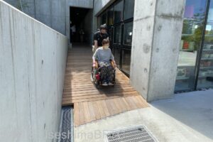 7.スロープを下る車いすの女性