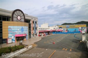 屋上駐車場から建物をみたところ