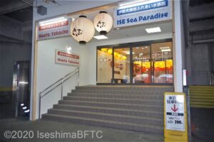 ピロティから館内1階への入口