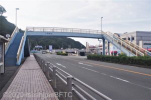 めおと横丁前の国道を渡る歩道橋