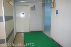 男性用車いす対応トイレ入口