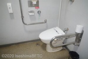 男性用車いす対応トイレ　便器まわりのようす