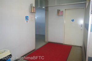 女性用車いす対応トイレ入口