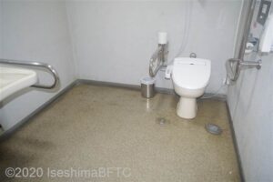女性用車いす対応トイレ内部