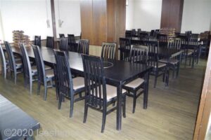 団体用昼食会場のテーブル席