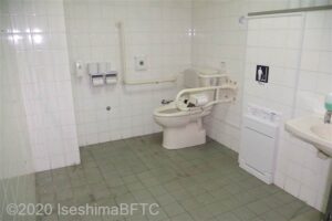 団体用昼食会場車いす対応トイレ内部
