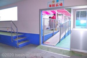 イルカプール前への出口