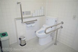 車いす対応トイレ　便器まわり