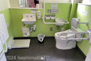 向かって右側の車いす対応トイレ内部