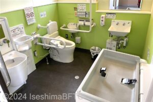 向かって左側の車いす対応トイレ内部