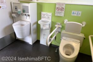 向かって左側の車いす対応トイレ内、オストメイトとベビーチェアのようす