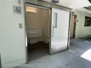 内宮火除橋手前車いす対応トイレ入口