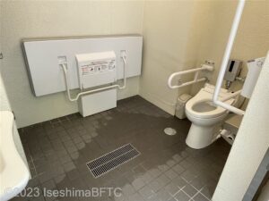 内宮火除橋手前車いす対応トイレ　内部