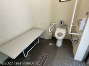 内宮火除橋手前車いす対応トイレ　ユニバーサルシートを下ろしたようす