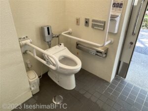 内宮火除橋手前車いす対応トイレ　便器まわり
