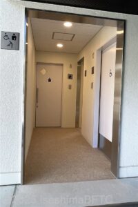 内宮みうまや横トイレ　車いす対応トイレなどへの通路