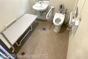 内宮みうまや横車いす対応トイレ　ユニバーサルシートを下ろしたようす