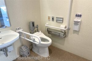 内宮みうまや横車いす対応トイレ　便器まわり