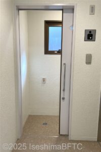 内宮みうまや横トイレ棟　オストメイト個室入口