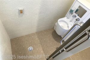 内宮みうまや横トイレ棟　オストメイト個室室内のようす