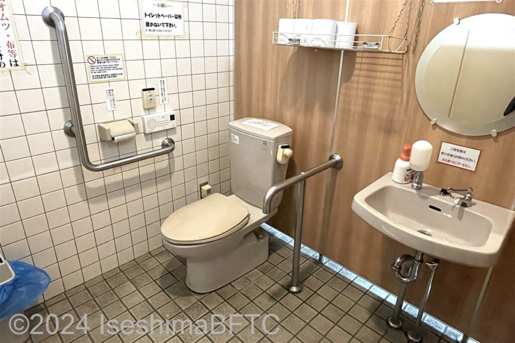 岩戸屋1階車いす対応トイレ　便器まわり