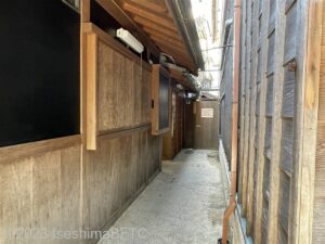 おかげ横丁内車いす対応トイレへの細い通路