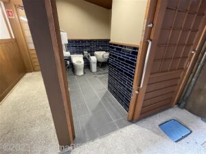 おかげ横丁内車いす対応トイレ入口