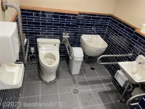 おかげ横丁内車いす対応トイレ入口