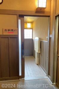 野あそび棚車いす対応トイレ入口