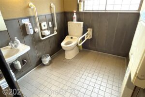 野あそび棚車いす対応トイレ内部