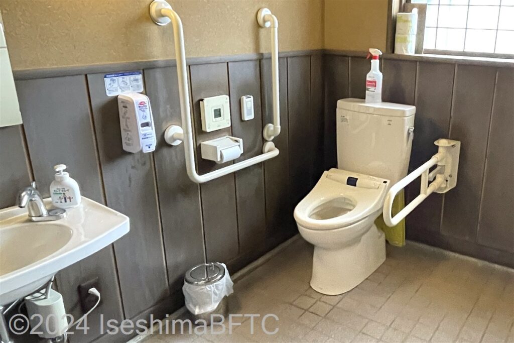 野あそび棚車いす対応トイレ内部