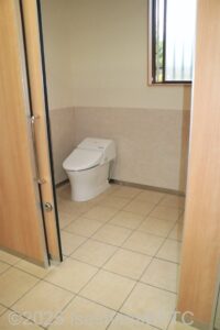 お伊勢まいり資料館車いす対応トイレ個室入口