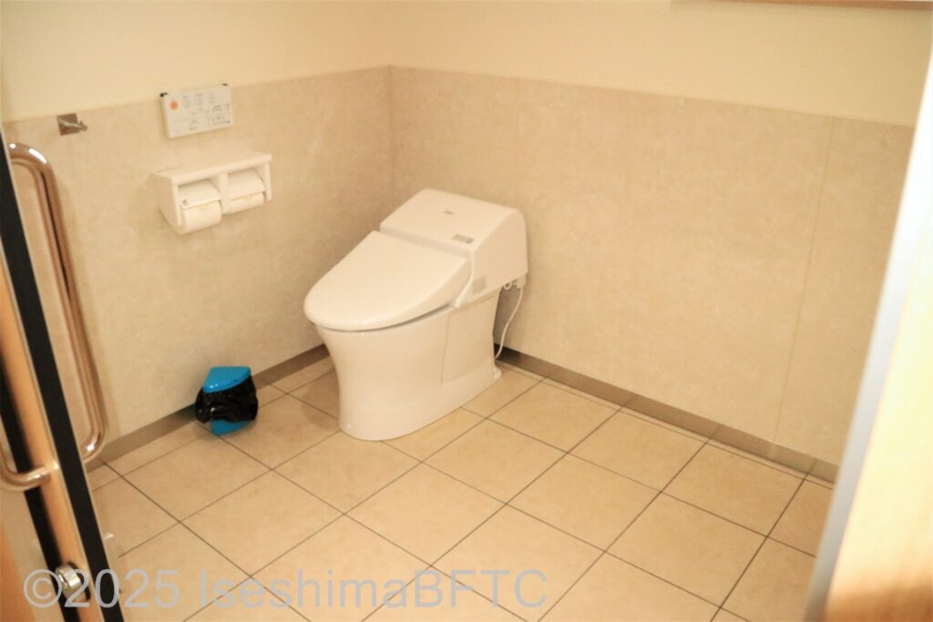 お伊勢まいり資料館車いす対応トイレ内部　入口からみて左奥に、たて置きに便器