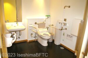 せんぐう館車いす対応トイレ　内部