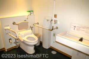 せんぐう館車いす対応トイレ　便器まわり