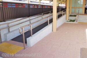 伊勢市駅の正面は階段だが、向かって左にスロープが用意されている。